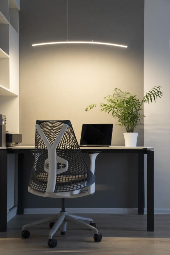 Arbeitsplatz im Home Office unter gebogener Lampe