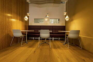 Cafeteria mit Lounge Möbeln und tiefhängender Beleuchtung