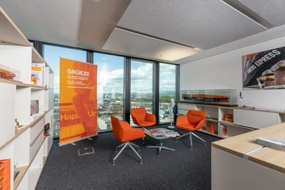 Büroeinrichtung bei Hapag LLoyd, drei orangene Lounge-Sessel