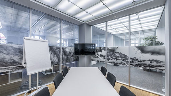 Meetingraum mit Bildschirm und Whiteboard der industriellen Werke in Basel