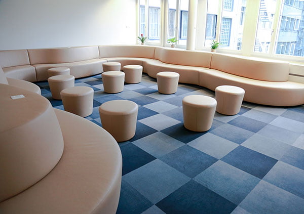 Pausenraum mit Loungemöbeln bei Infrapark Baselland