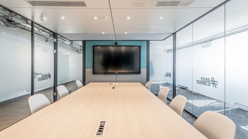 Meetingraum mit integrierten Steckdosenleisten im Meetingtisch