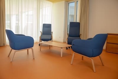 Pausenraum im Wohnheim LIV mit blauen Lounge Möbeln