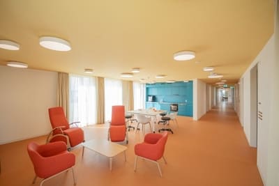 Gemeinschaftsraum mit orangenen Lounge Möbeln