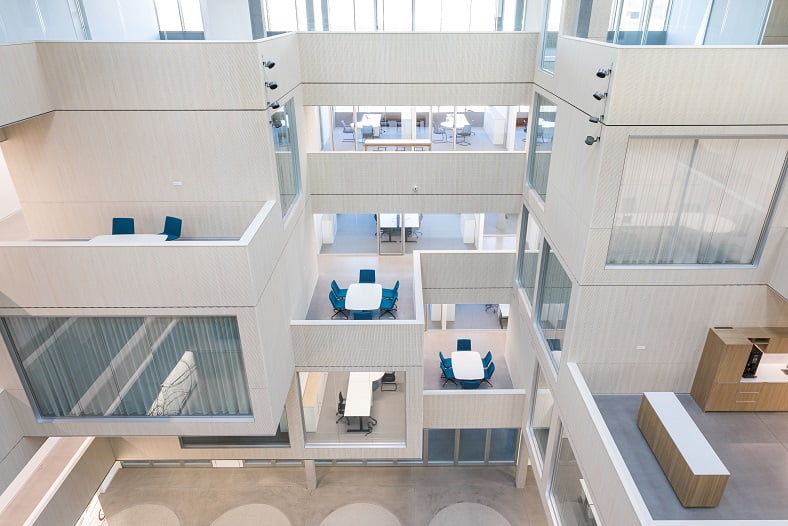 Visualisierung Büro. Sicht aus hohem Stockwerk in offene Büroraumgestaltung