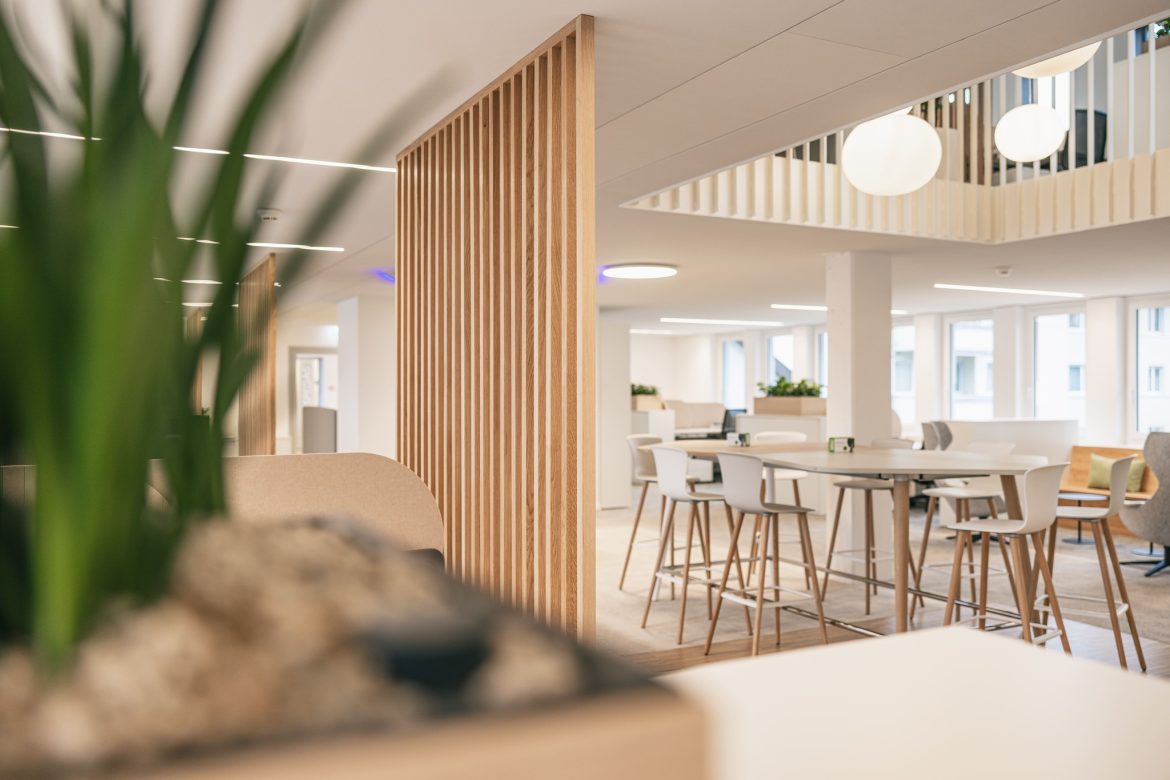 Open Space Bürolandschaft mit Kaffeebereich in der Mitte